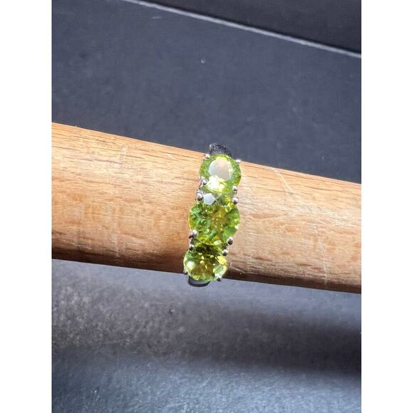 Vintage peridot three stone sterling silver ring size 7 - Picture 10 of 12